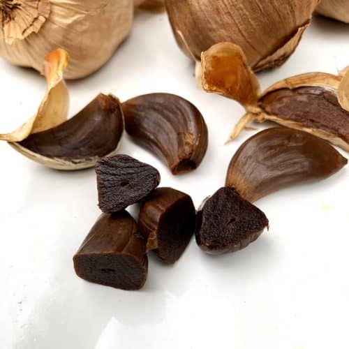 https://www.tyrantfarms.com/wp-content/uploads/2019/10/black-garlic-closeup-500x500.jpg