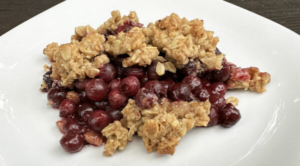 serviceberry crumble dessert recipe / saskatoon, amelanchier, juneberry dessert